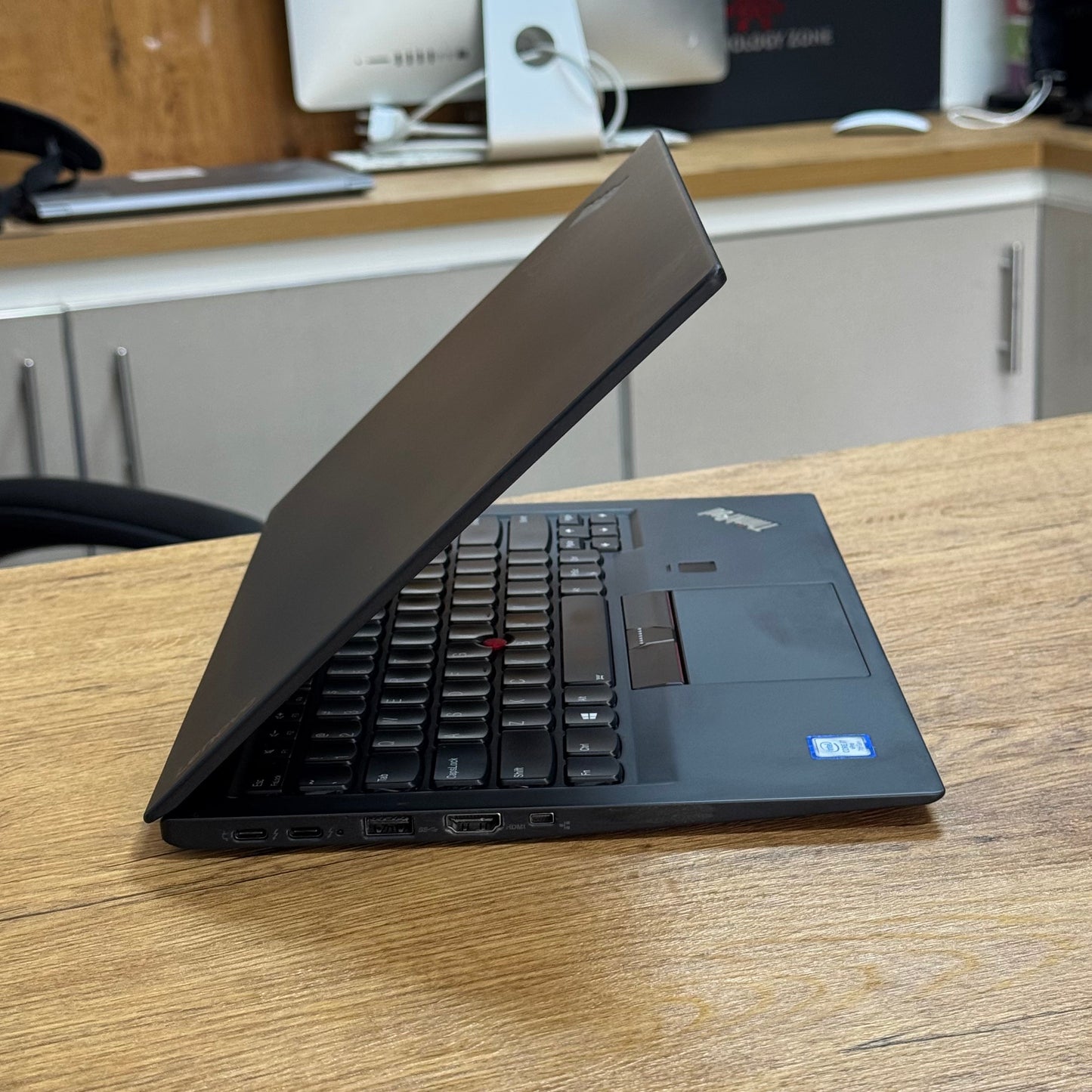 Lenovo ThinkPad X1 Carbon Gen 5 – 2-Core Intel Core i7 7th Gen | Ultra-Light Business Laptop – Certified | Checked by Technology Zone